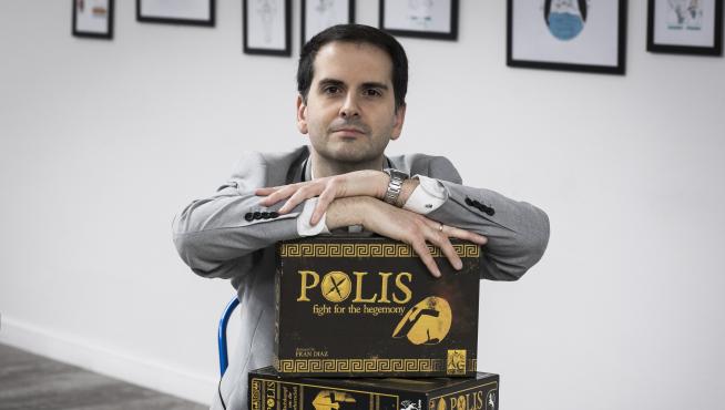 Fran Díaz, junto a la caja, el tablero y los principales elementos de 'Polis'