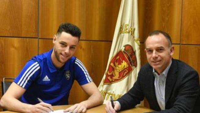 Burgui firma su contrato con el Zaragoza, acompañado del presidente Lapetra.