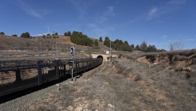 El servicio ya está restablecido, pero ha provocado el transbordo de los viajeros entre Teruel y Navarrete y retrasos de hasta dos horas en cuatro líneas Miraflores-Valencia
