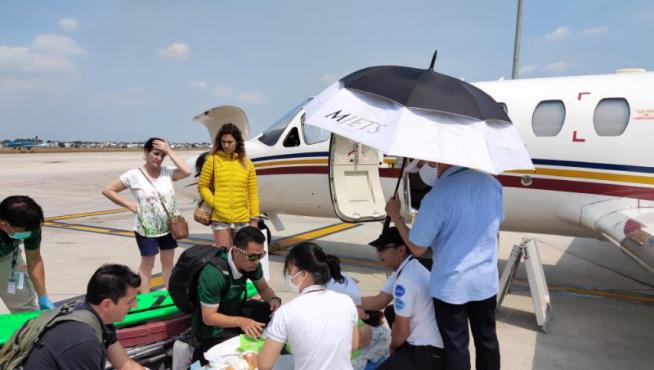 La zaragozana Noelia Traid, a su llegada en un avión medicalizado a Bangkok, donde va a ser operada por médicos tailandeses.