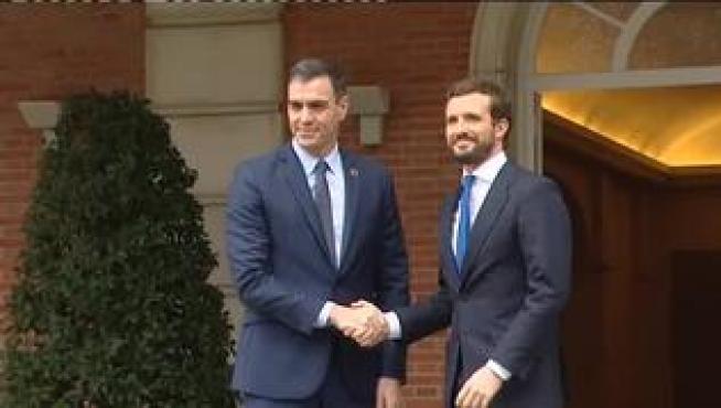 El presidente del gobierno, Pedro Sánchez y el líder del Partido Popular, Pablo Casado se han reunido en el Palacio de la Moncloa. Los temas de esta reunión son la situación catalana, la economía y una renovación de algunos órganos, entre ellos el Consejo General del Poder Judicial.