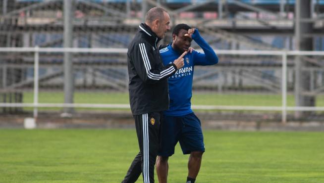 Víctor Fernández charla con Igbekeme al inicio del último entrenamiento del Real Zaragoza.