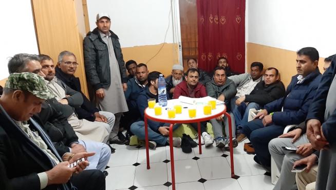 Un grupo de pakistaníes, visiblemente afectados, se reunieron en un domicilio de Caspe.