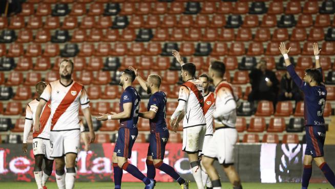 Los jugadores de la SD Huesca protestan una de la acciones de Ais Reig