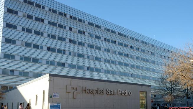 Vista de la entrada del Hospital San Pedro de Logroño, La Rioja este lunes donde una mujer con un caso sospechoso de coronavirus ha sido trasladada y se ha activado el protocolo sanitario contra esta epidemia.