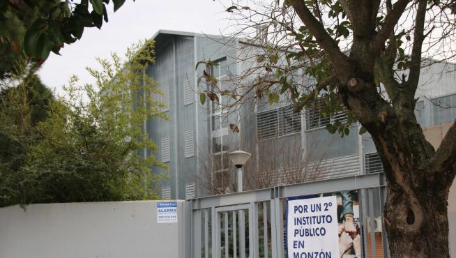 Cartel en el instituto de Monzón
