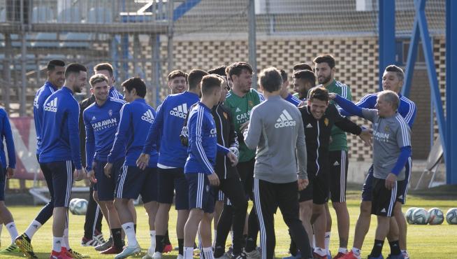 Cristian Álvarez, en el entrenamiento de este martes en la Ciudad Deportiva en una piña junto a sus compañeros.