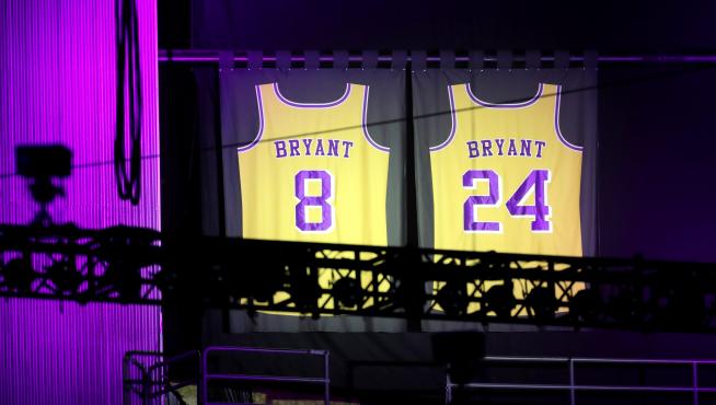 Feb 24, 2020; Los Angeles, California, USA; People sell Kobe Bryant merchandise outside of the Staples Center during memorial to celebrate the life of Kobe Bryant and daughter Gianna Bryant. Mandatory Credit: Harrison Hill-USA TODAY Sports [[[REUTERS VOCENTO]]] BASKETBALL-NBA/