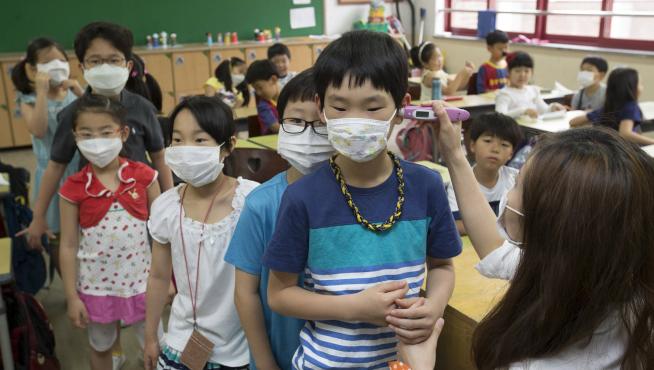 Niños con mascarillas en un colegio de Seúl en Corea del Sur.