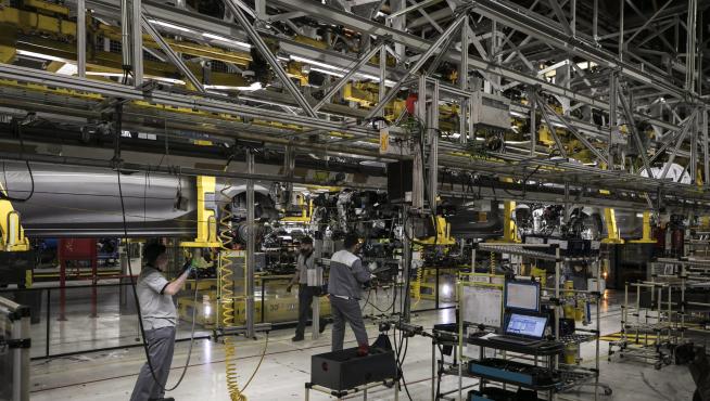 Trabajadores de la planta de Opel, de PSA, en la cadena de montaje.