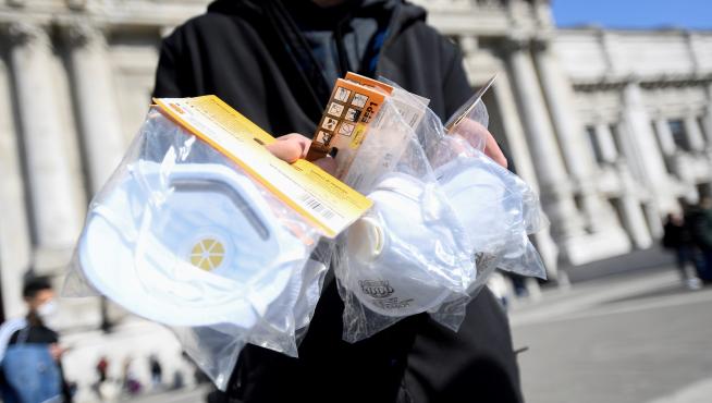 Un hombre aprovecha el miedo al coronavirus para vender mascarillas por las calles del centro de Milán