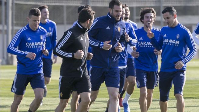 Nieto, a la izquierda, en la fase inicial del último entrenamiento del Real Zaragoza con el resto del grupo.