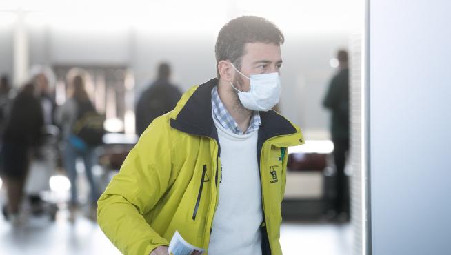 Un pasajero procedente de Bérgamo, con mascarilla, llega a Zaragoza.