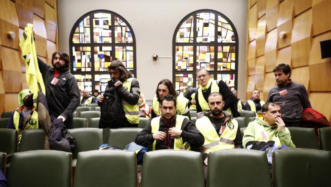 Trabajadores de parques y jardines, este jueves, en el pleno del Ayuntamiento de Zaragoza.
