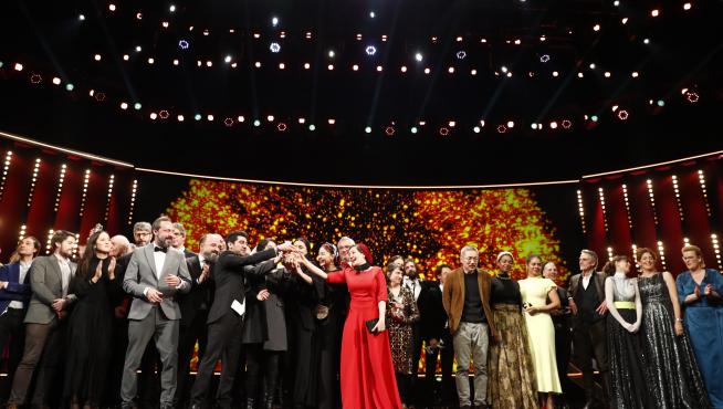 The awarded pose for a family picture after the awards ceremony at the 70th Berlinale International Film Festival in Berlin, Germany, February 29, 2020. REUTERS/Fabrizio Bensch [[[REUTERS VOCENTO]]] FILMFESTIVAL-BERLIN/AWARDS