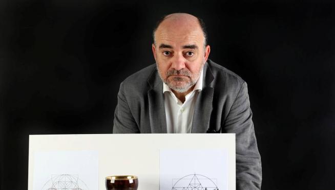 Gabriel Songel, catedrático de la Universidad Politécnica de Valencia, ha estudiado a conciencia todos los detalles iconográficos del cáliz.