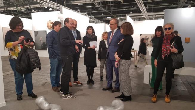 La delegación aragonesa, durante su visita a la feria de arte contemporáneo.