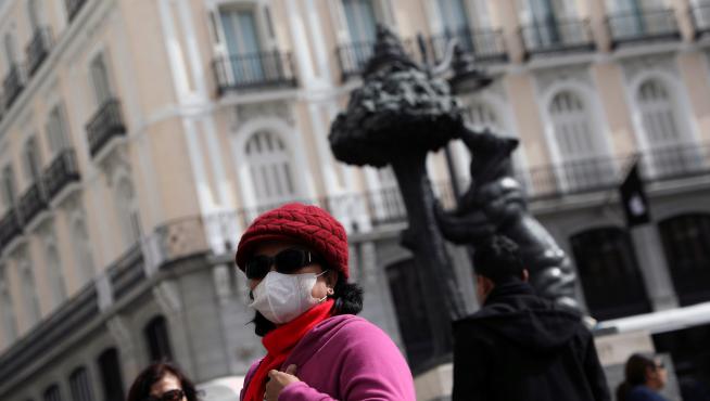 Una turista con mascarilla en la Puerta del Sol en Madrid.