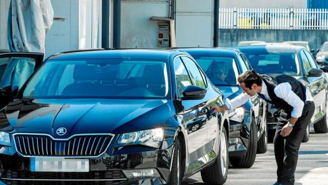 Imagen de archivo de un conductor de Cabify en Barcelona comprobando el estado de su coche