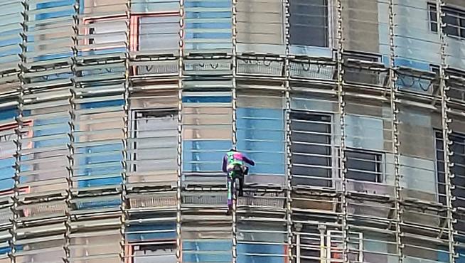 El 'Spiderman' francés escala de nuevo la Torre Glòries en Barcelona