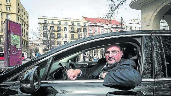 Leo Barbón, uno de los conductores de Cabify, ayer en su primer día de servicio en Zaragoza.