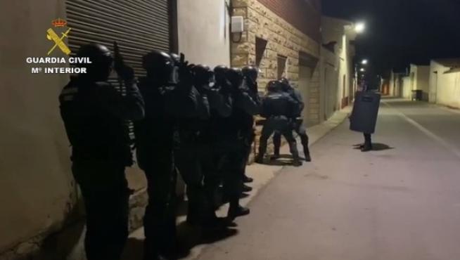 Momento en que la Guardia Civil entra en la casa de turismo rural de Longares para detener a la banda de albaneses