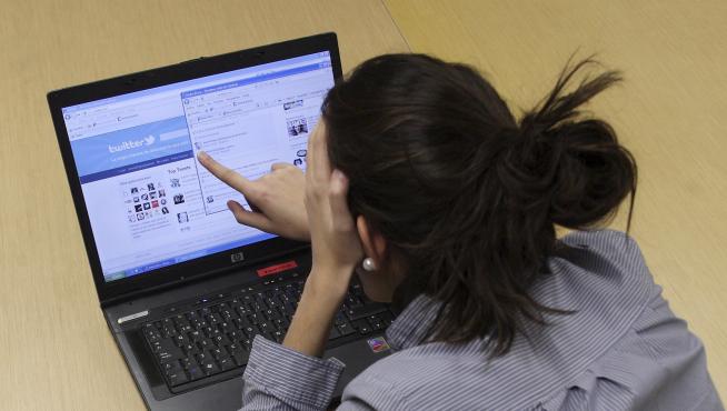 Una joven trabajando con su portátil.