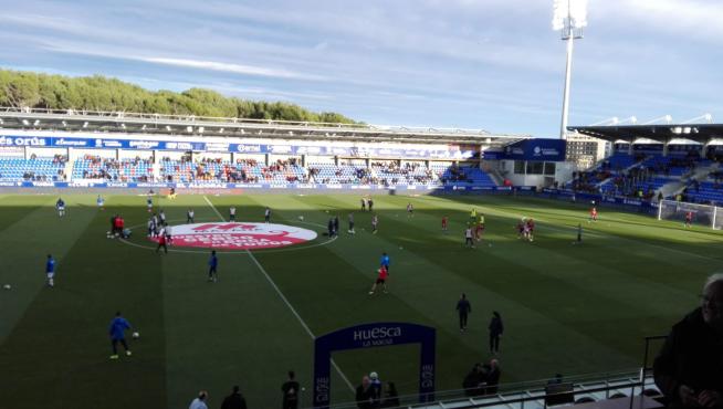 Los jugadores calientan sobre el césped de El Alcoraz.