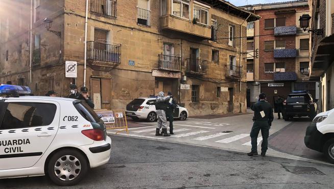 Agentes de la Guardia Civil desplegados en la localidad de Haro.