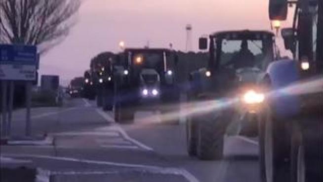 Los agricultores aragoneses se manifiestan este martes en Zaragoza donde acudirán con decenas de tractores al paseo de la Independencia. A primera hora de la mañana se podía ver a la altura de Gurrea a una parte de esta comitiva de camino a Zaragoza.