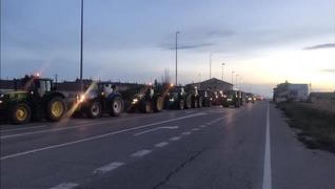 Un total de 15 tractores procedentes de Fuentes de Ebro antes de salir camino de Zaragoza.