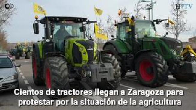 Tractores procedentes de toda España llegan al Parking Norte de la Expo desde donde saldrá una manifestación que los participantes prevén histórica.