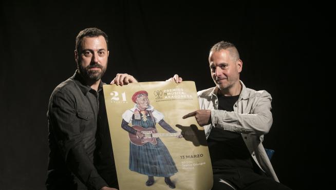 David Chapín y Sergio Falces sostienen el cartel de los Premios de la Música Aragonesa.