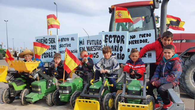 Hijos de agricultores en la tractorada de Zaragoza