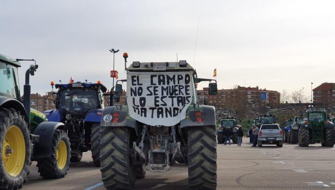 Lemas en los tractores de la manifestación en Zaragoza.