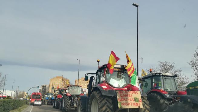 Los primeros tractores que han llegado a la ciudad aguardan a la llegada de sus compañeros en el parking sur