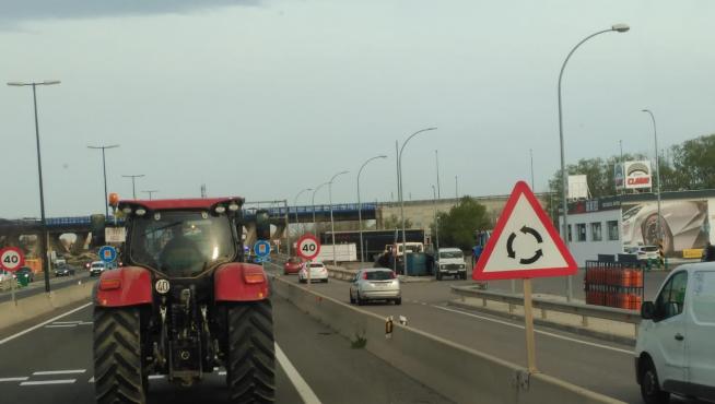 Tractores en la rotonda de entrada de carretera Castellón