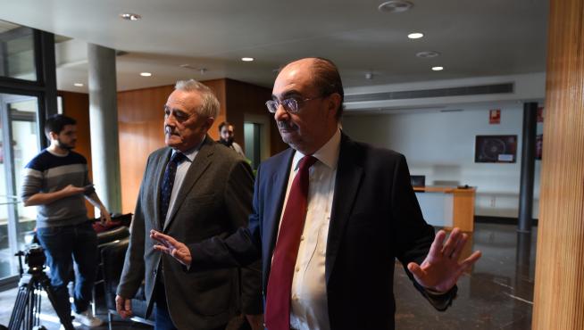 El presidente aragonés, Javier Lambán, y el de las Cortes, Javier Sada, a su llegada a la reunión con los portavoces parlamentarios, este viernes.