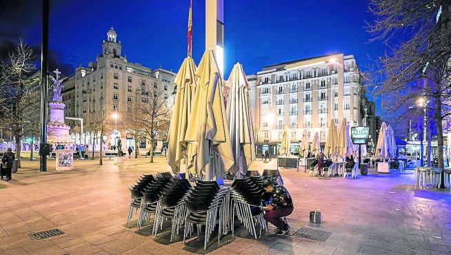 Los hosteleros de la capital zaragozana comenzaron a recoger las terrazas este viernes.