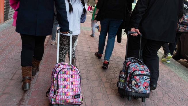 Los escolares salieron el viernes de los colegios con las mochilas cargadas con los libros y material de todas las asignaturas