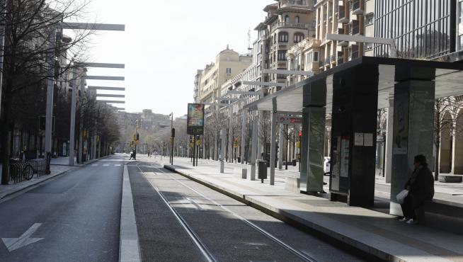 Zaragoza ha presentado este domingo un aspecto inusual tras la entrada en vigor de las restricciones a la circulación por el coronavirus.