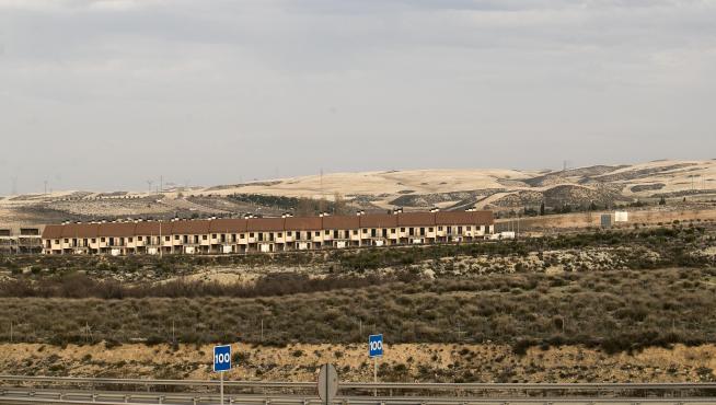 Los 56 unifamiliares construidos por Wilcox se aprecían a simple vista desde la autovía de Madrid, que sirve de acceso a la gigantesca urbanización de Zaragoza Ciudad Golf,