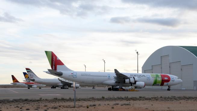 Aviones aparcados frente a los hangares del aeropuerto de Teruel.