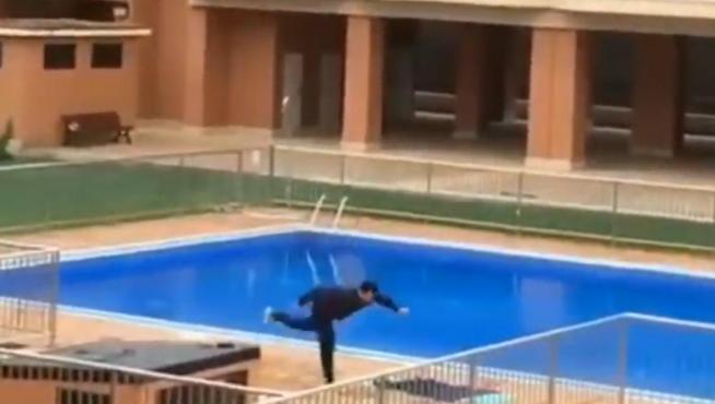 Juanjo Camacho, dirigiendo una sesión de entrenamiento para sus vecinos.
