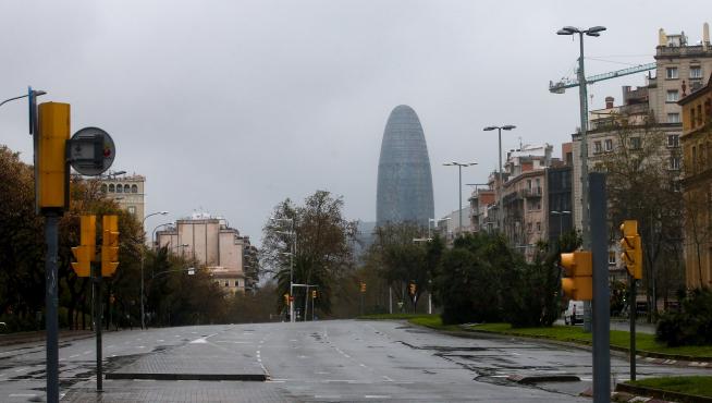 La avenida Diagonal de Barcelona, sin tráfico un lunes por la mañana.