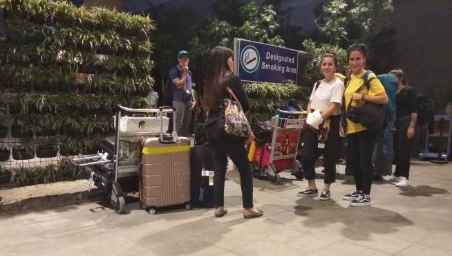 Las tres amigas (una sacando la foto), a su llegada al aeropuerto de Cebú.