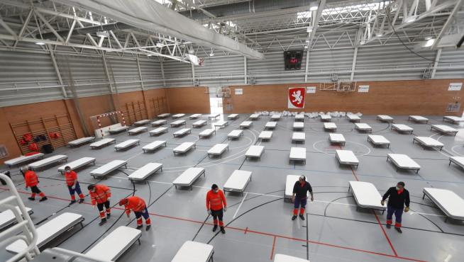 El polideportivo de Tenerías ofrece cien camas para personas sin hogar durante el confinamiento.
