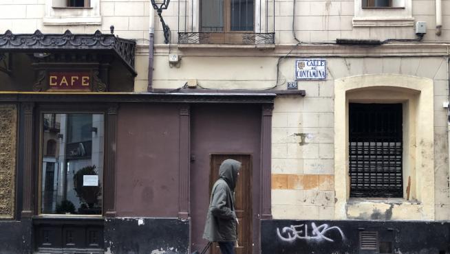 Un solitario viandante por las calles de una Zaragoza casi clausurada.