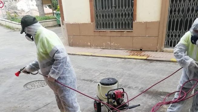 Operarios del Ayuntamiento pulverizan desinfectante para evitar contagios.