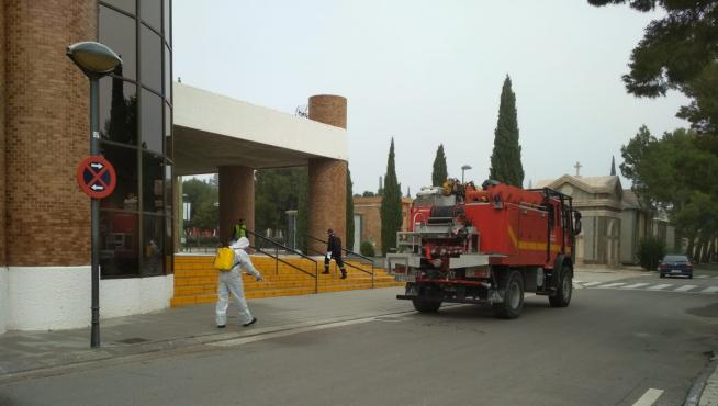 Militares de la UME, esta mañana, desinfectando el cementerio de Torrero.